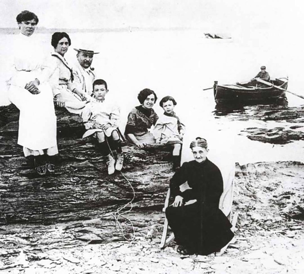 The Dalí family in 1910: from the upper left to right: aunt Maria Teresa, mother Felipa, father Salvador Dalí Cusí, Salvador Dalí, aunt Caterina (later became second wife of father), sister Anna Maria and grandmother Anna