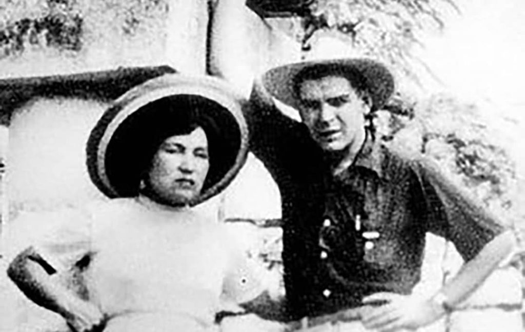 Hilda Gadea (left) and Ernesto 'Che' Guevara (right) on their honeymoon in Yucatan, Mexico (1955)