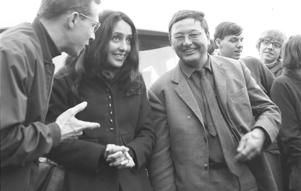 Joan Baez (centre) at the Easter March 1966 accompanied by Egon Becker (left) and Wolfgang Neuss (right) (1966)